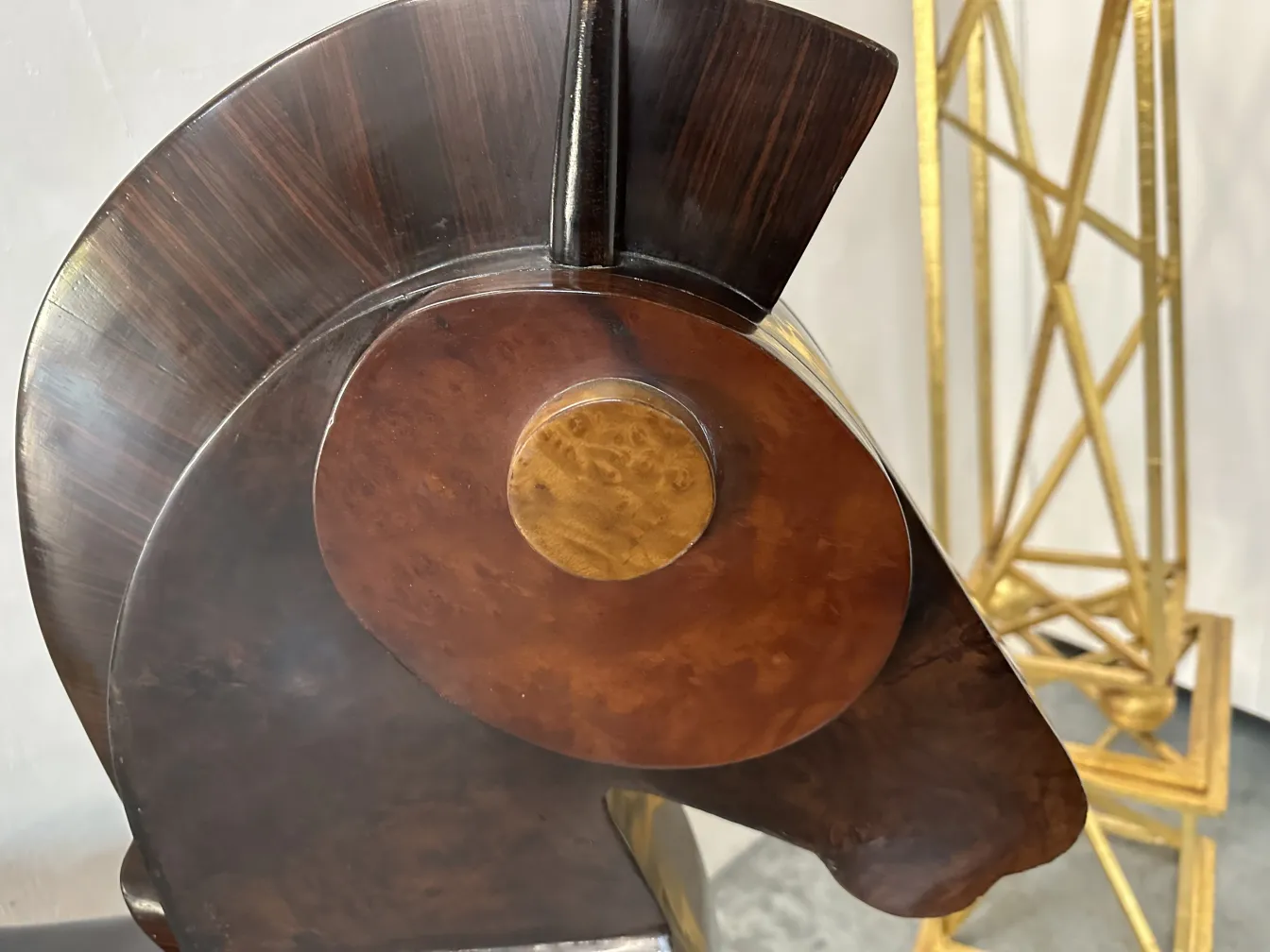 scultura dettagliata di due cavalli in un ambiente elegante