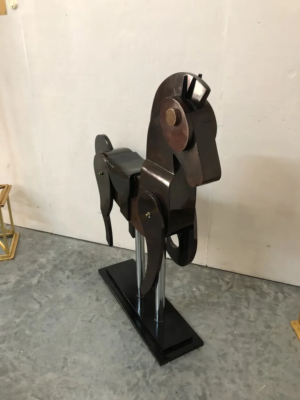 展示中の古い馬2頭の彫刻、詳細なビュー。