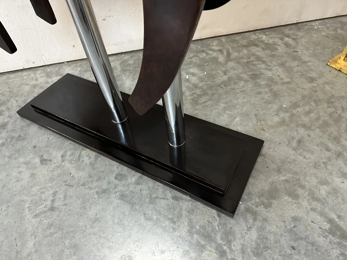 Antike Pferdeskulptur auf einem modernen Stand.