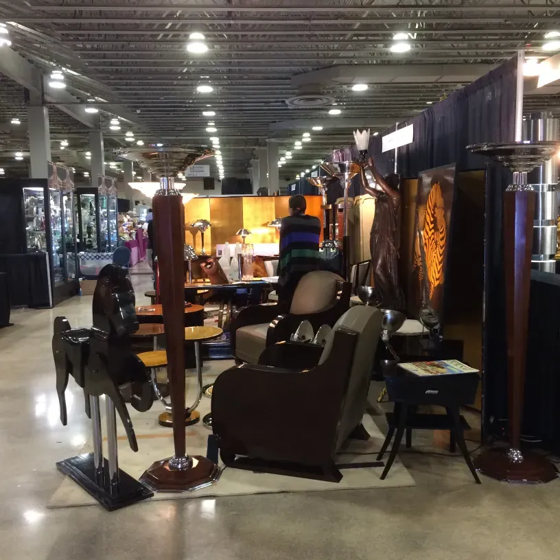 Antigüedades de 2 caballos en un ambiente decorativo