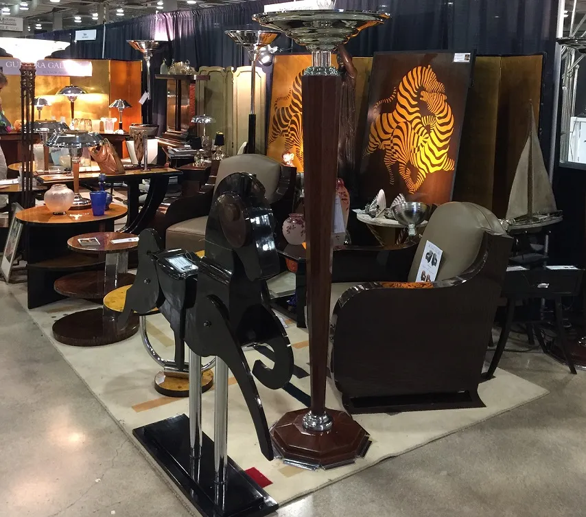 dos caballos antiguos en un ambiente decorativo