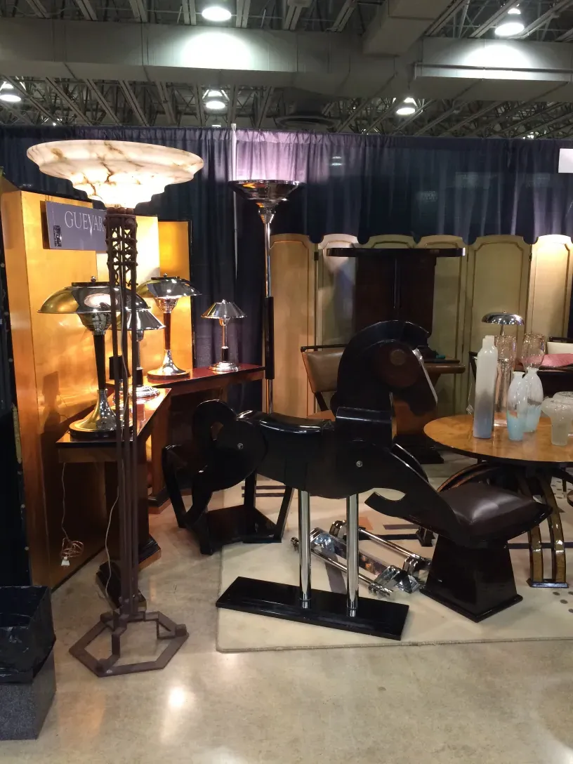 exhibición de antiguos caballos decorativos entre muebles