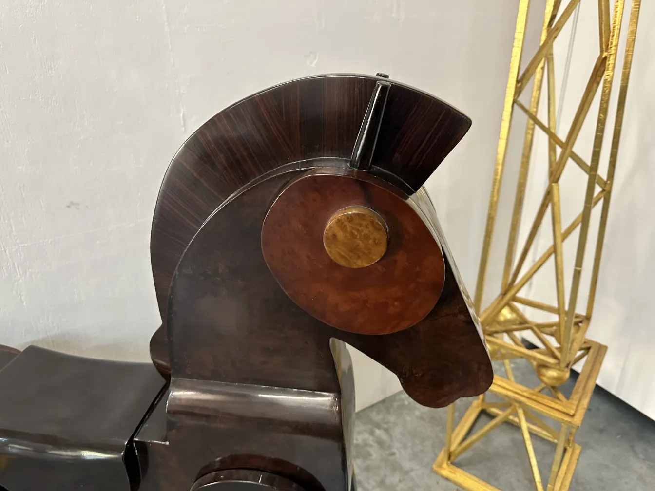 escultura antigua de 2 caballos con detalles elaborados