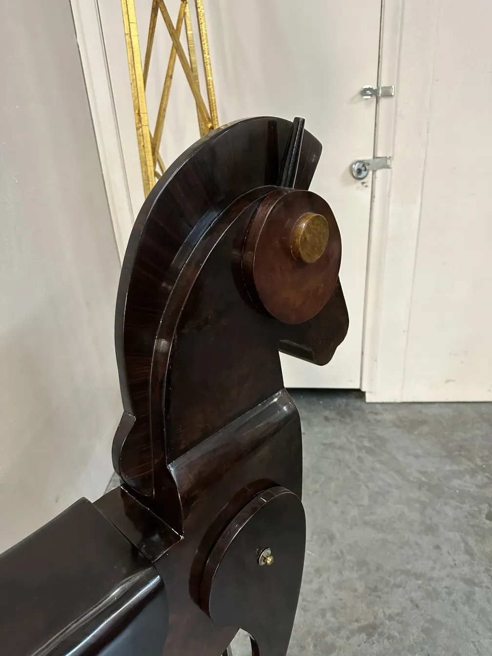 Античная скульптура двух лошадей с замысловатыми деталями