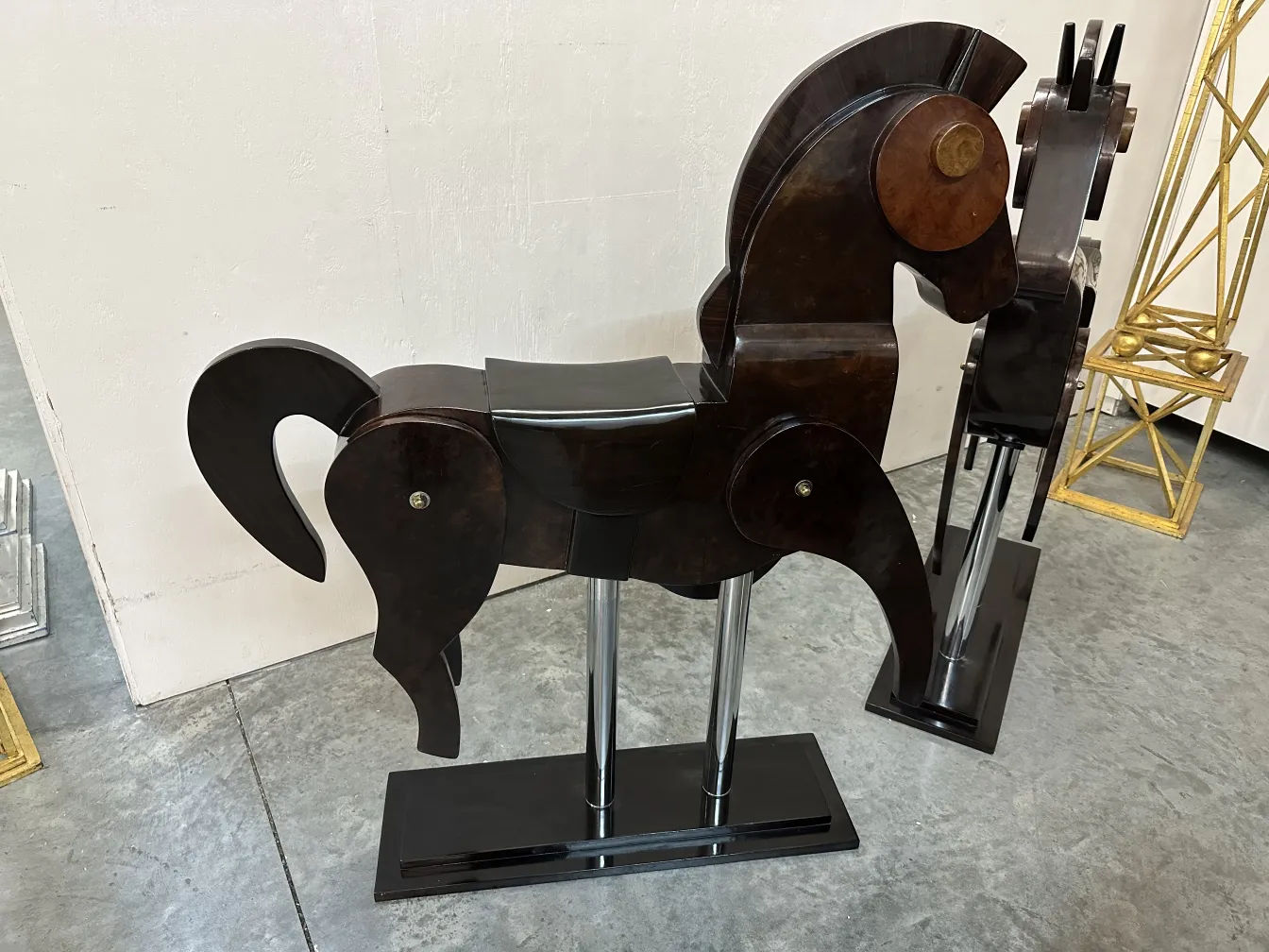 scultura antica di due cavalli in esposizione decorativa