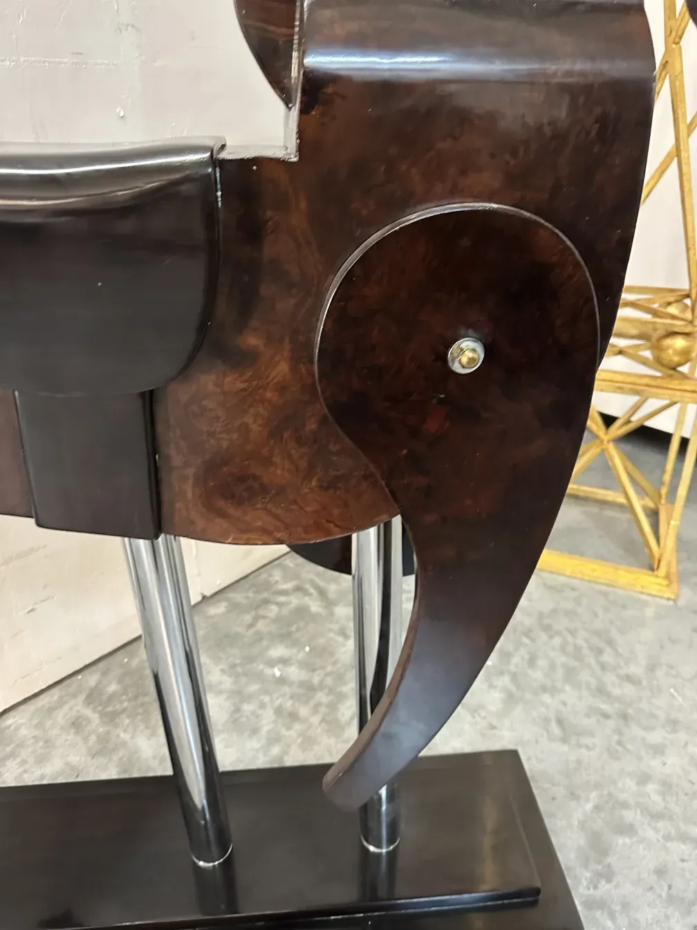 Dettaglio di cavalli antichi in mobili decorativi.