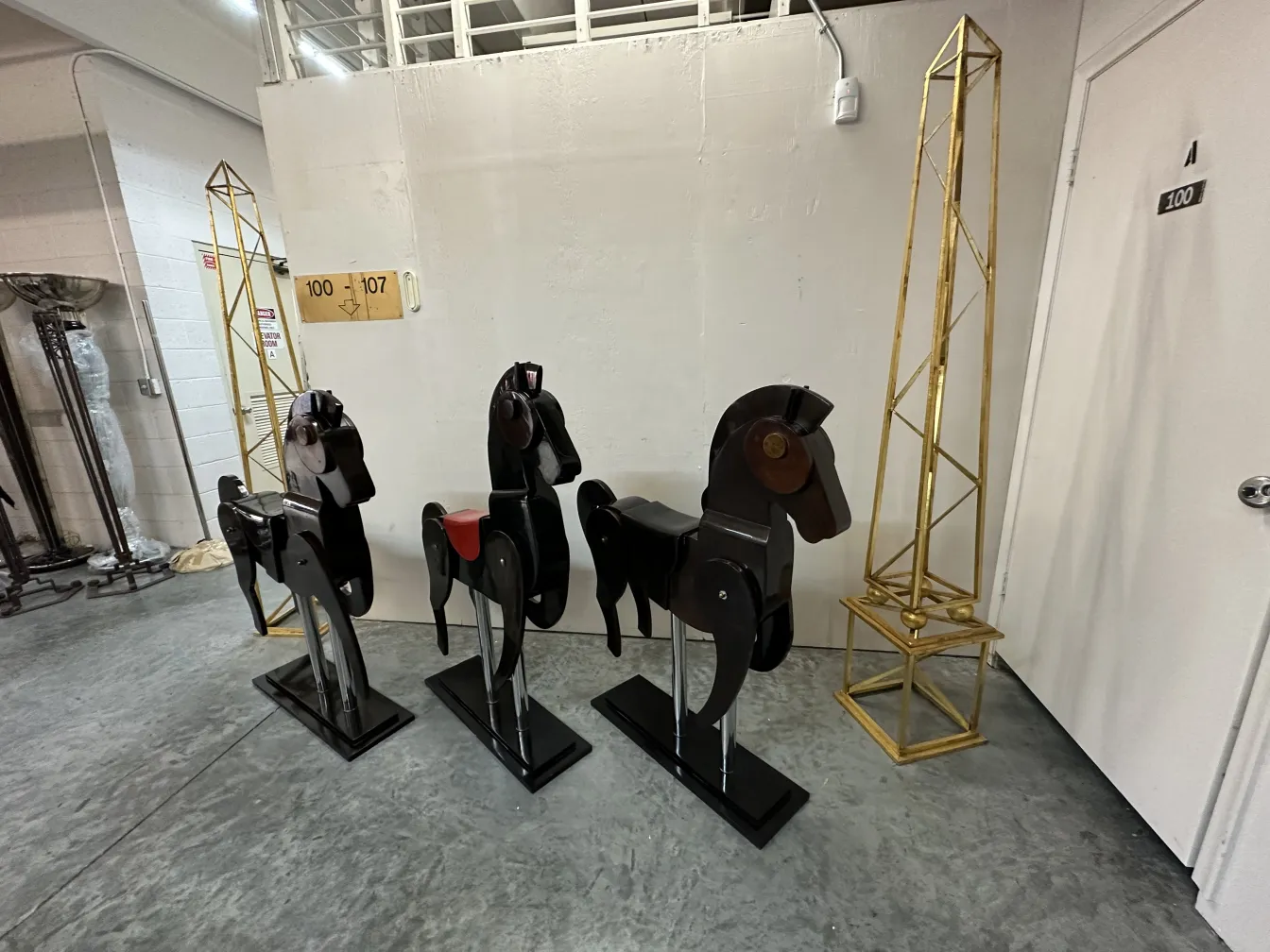 黒い台座の2頭の馬の古い彫刻