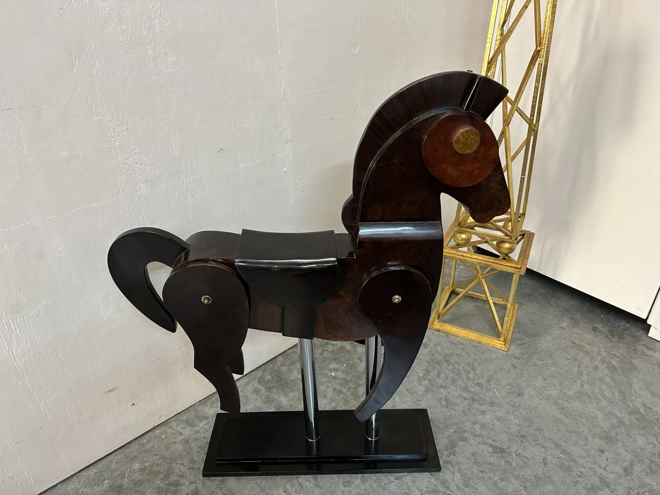 scultura antica di due cavalli in un contesto moderno