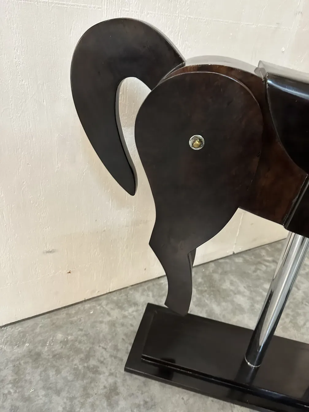 antique sculpture of 2 horses with elegant design, decorative ambiance.