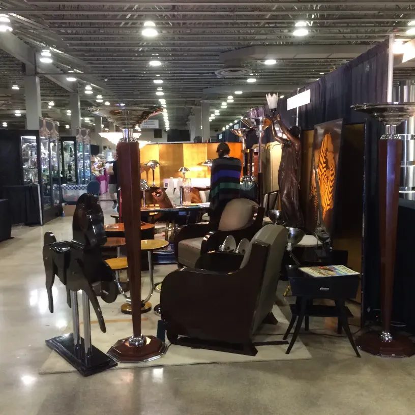 две античные лошади на выставке антиквариата