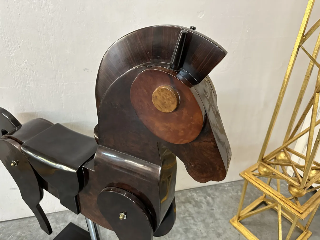 antike skulptur von 2 pferden in dekorativem ambiente