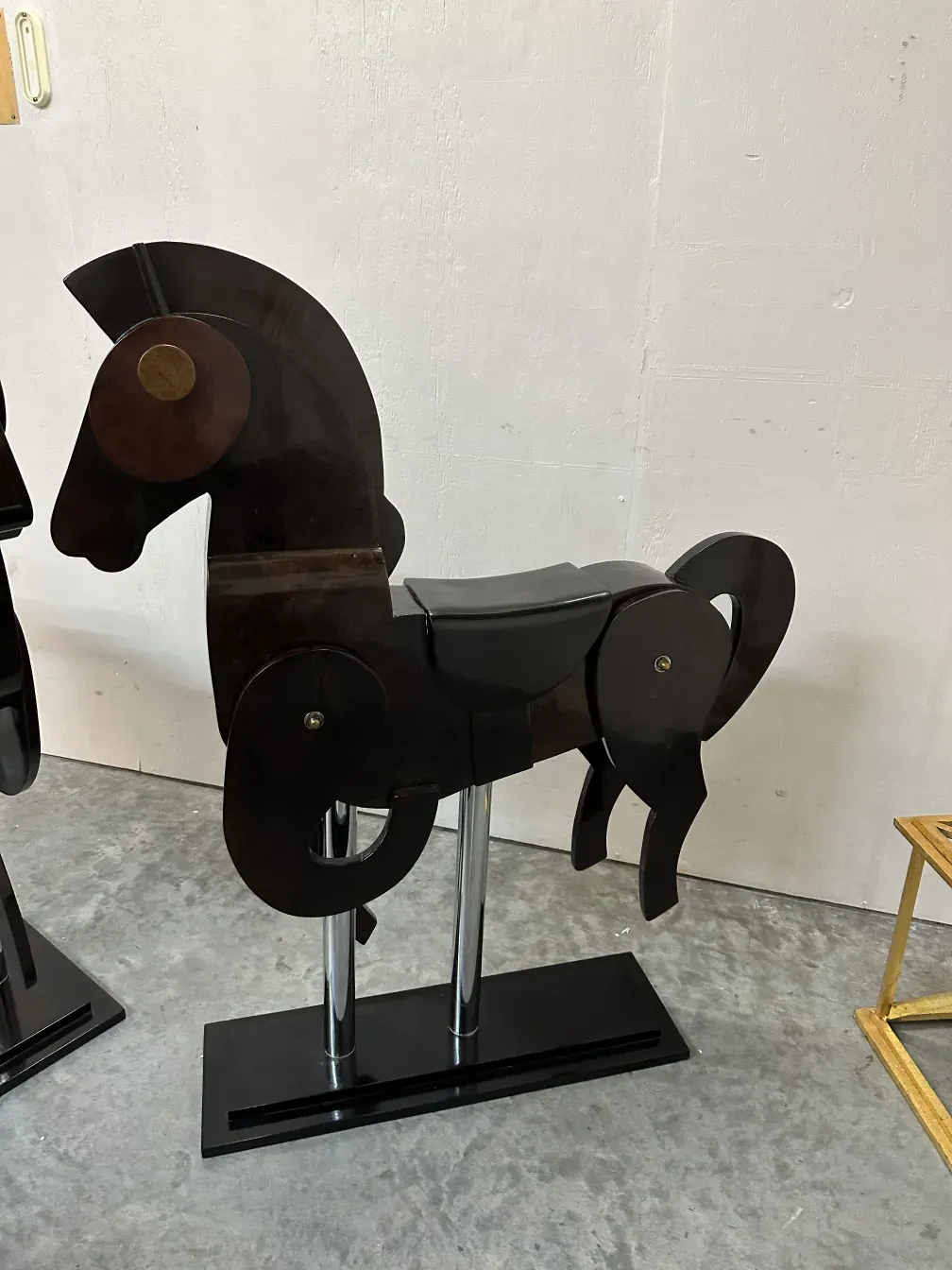 escultura de 2 cavalos antigos em fundo neutro