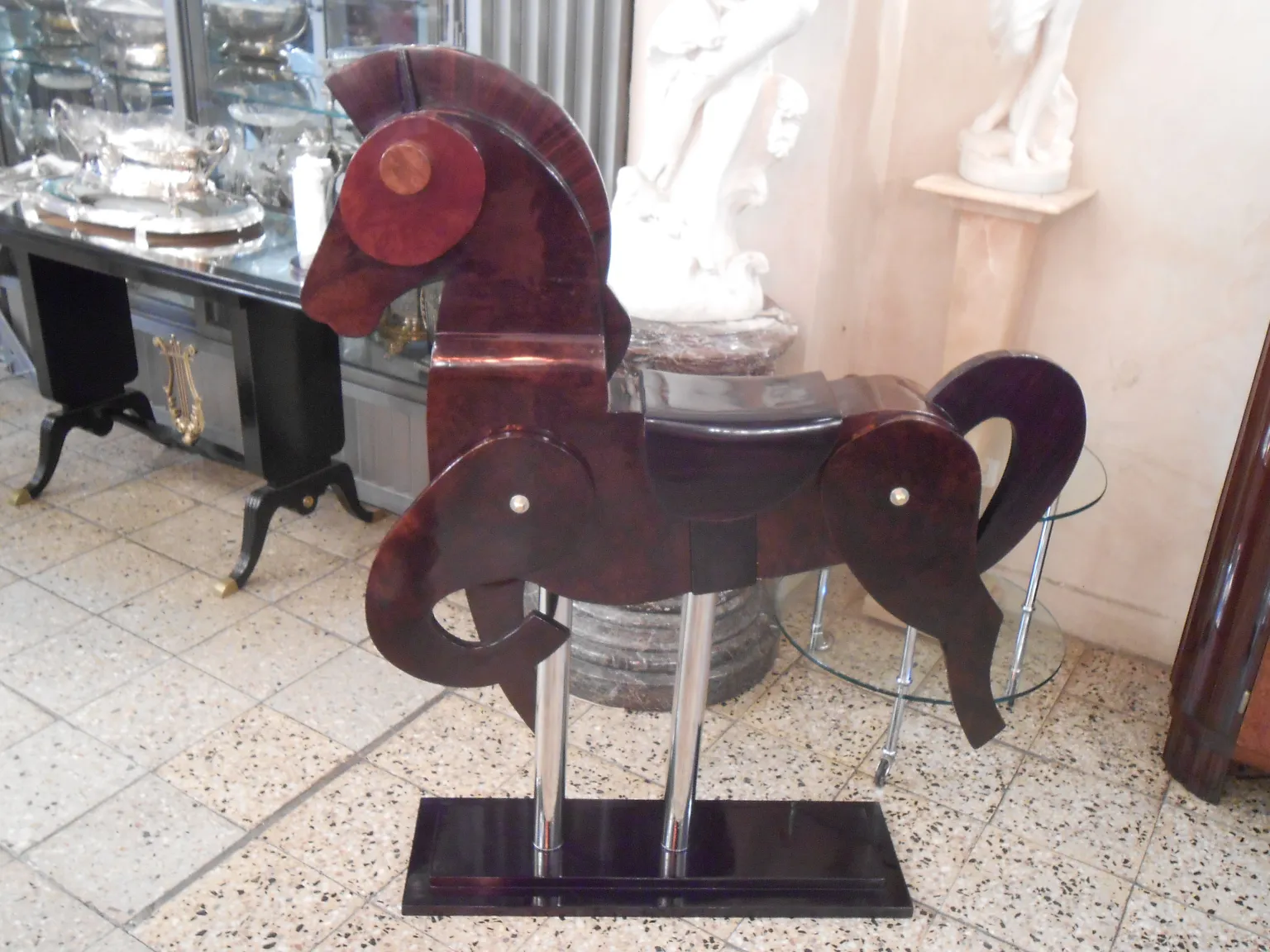 antike Skulptur von zwei Pferden mit Metallbeinen