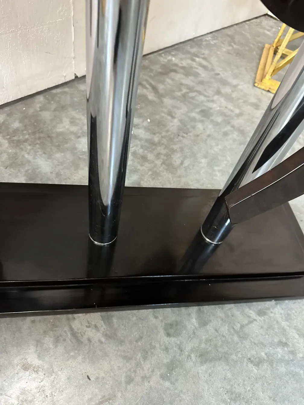 빛나는 받침대 위의 고대 말 2마리