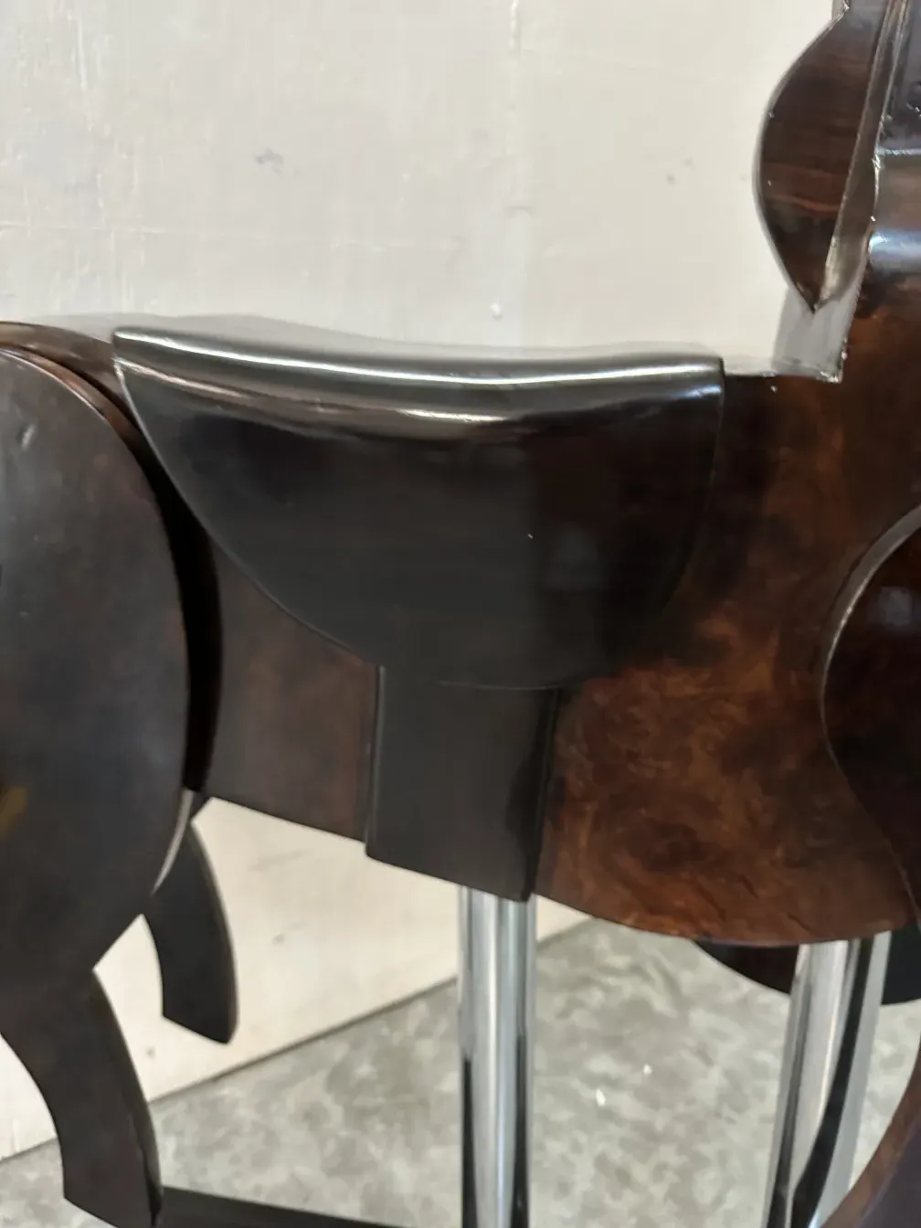 antiquariato a forma di 2 cavalli in un ambiente elegante