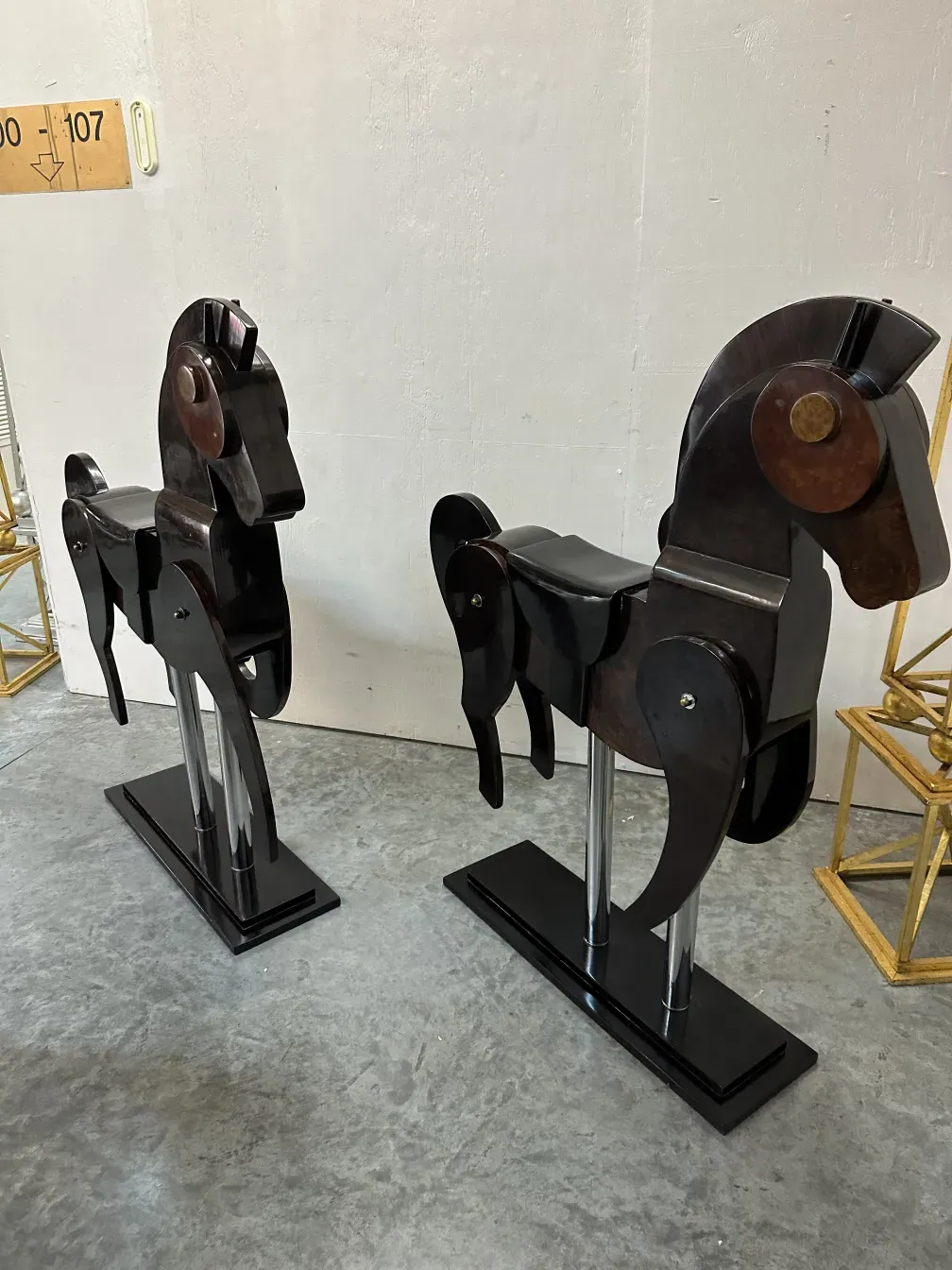 escultura antigua de dos caballos en detalle