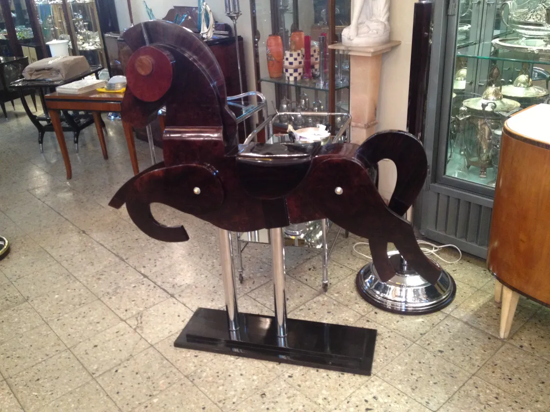 antigos cavalos decorativos em um ambiente de antiguidades