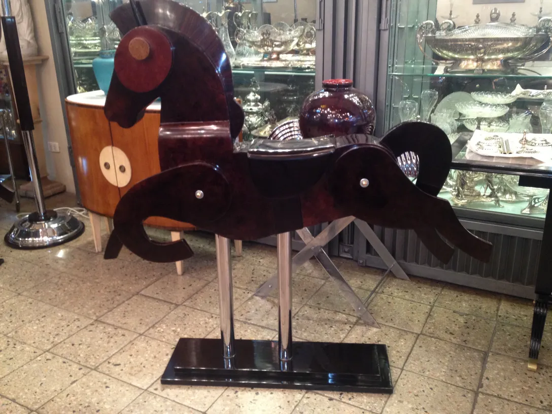 Decorativo caballo antiguo con detalles en su diseño.