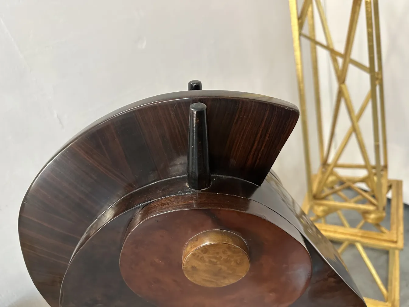 scultura antica di due cavalli in un ambiente elegante