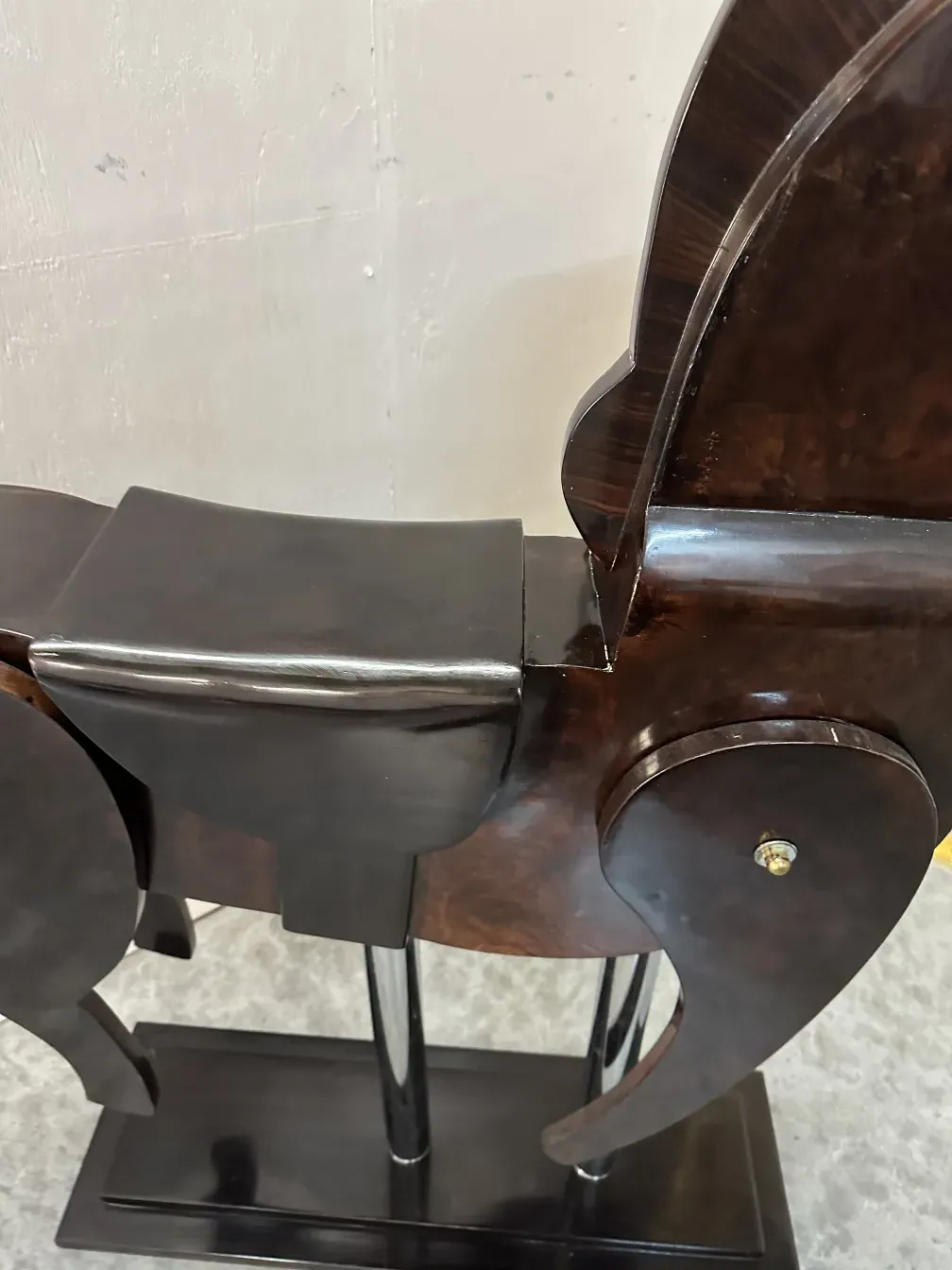 Escultura antigua de dos caballos en un ambiente decorativo.