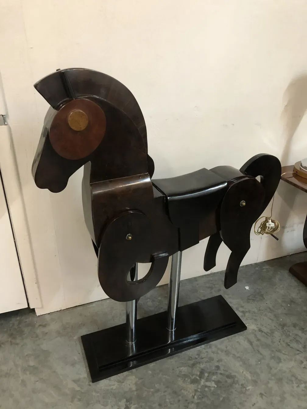 scultura antica di due cavalli con dettagli unici