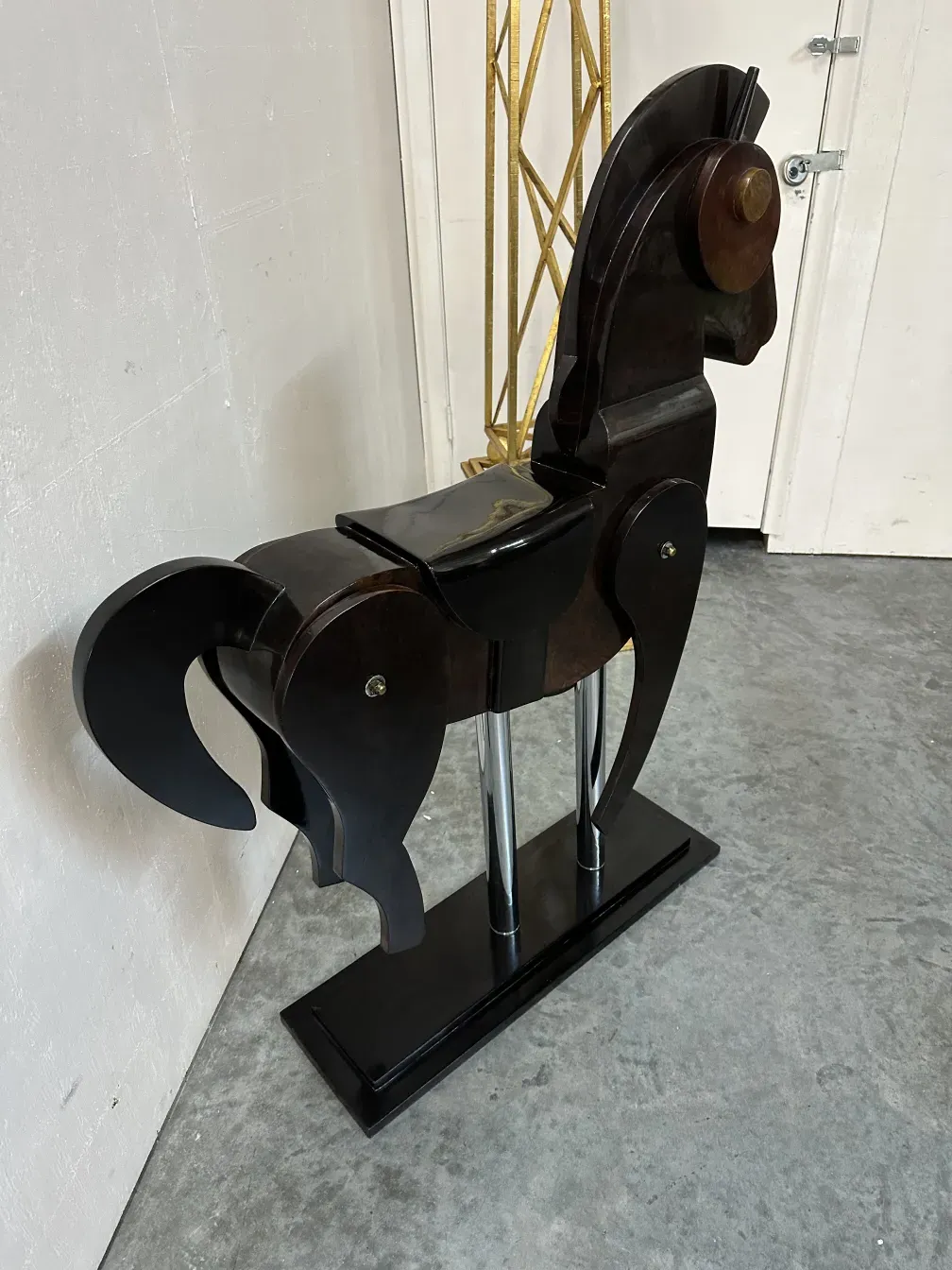 escultura antiga de dois cavalos em um suporte