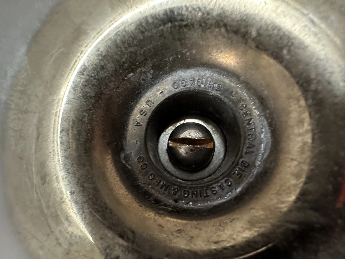 posacenere antico con dettagli circolari