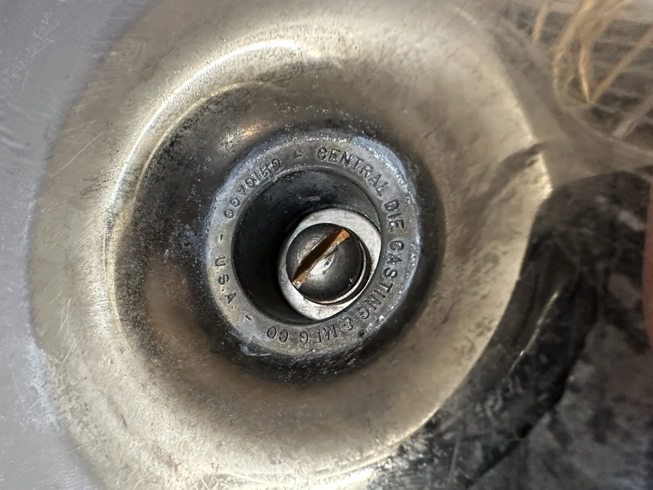 古い優雅な灰皿、暗い背景のデザイン。