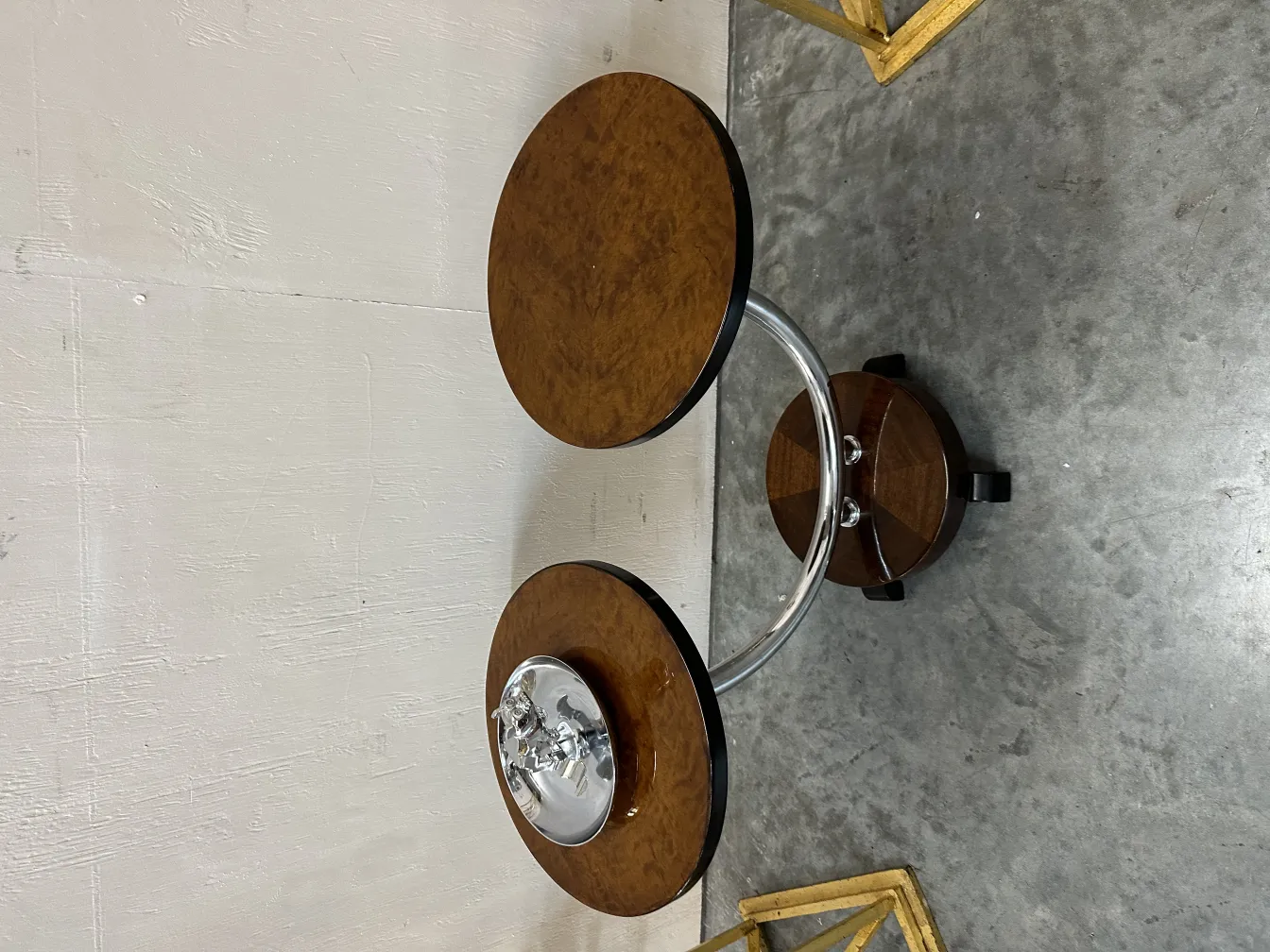 Cendrier ancien avec un design élégant et une forme ronde, décoré de détails brillants.