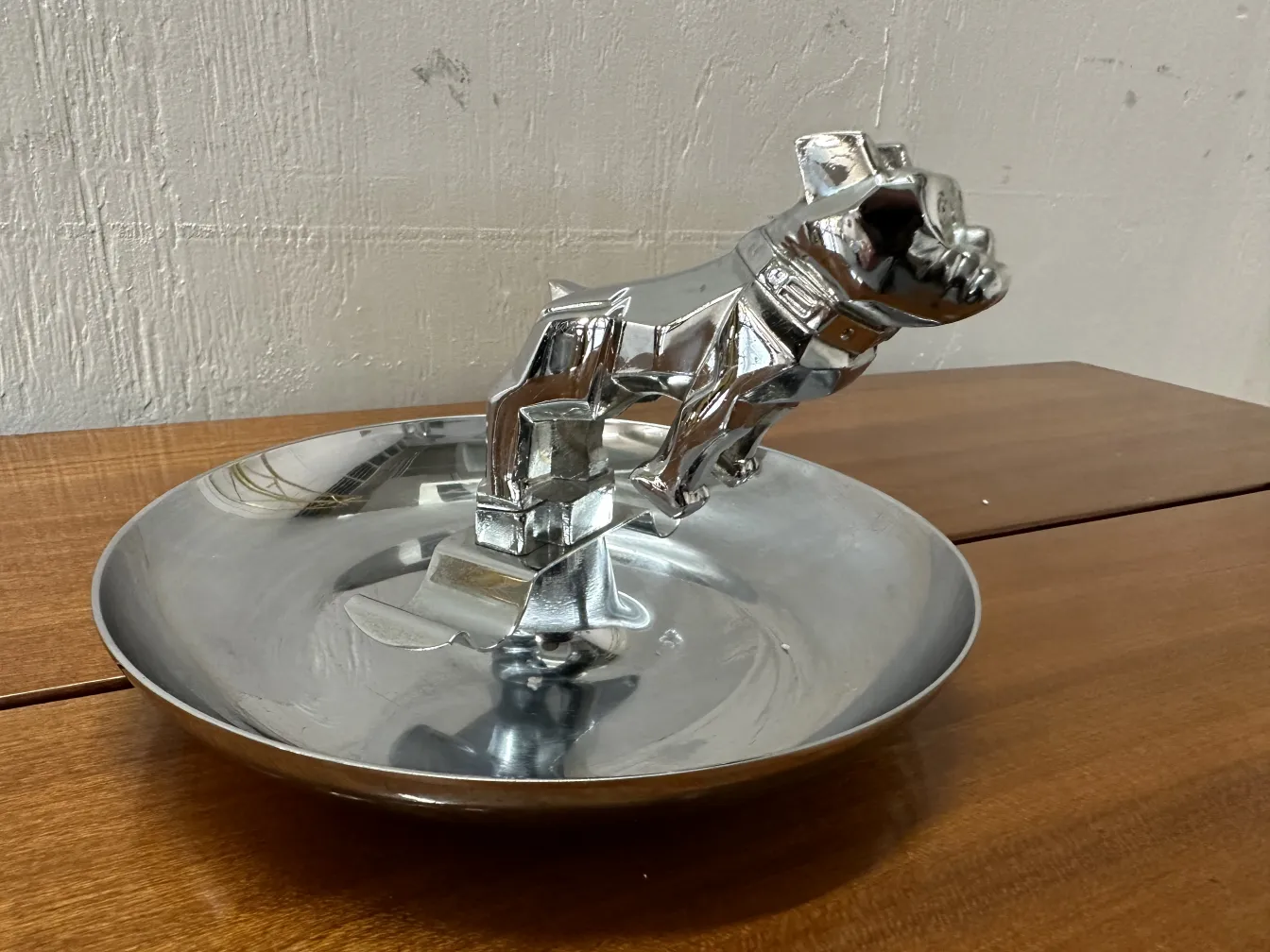 Cinzeiro antigo em forma de cachorro, brilhante e decorativo.