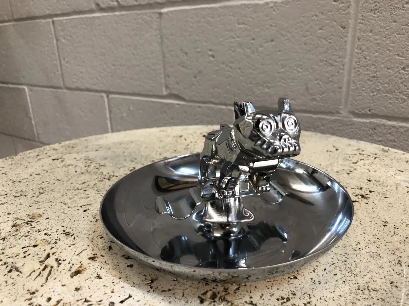 Posacenere antico con figura di cane brillante, decorativo ed elegante.