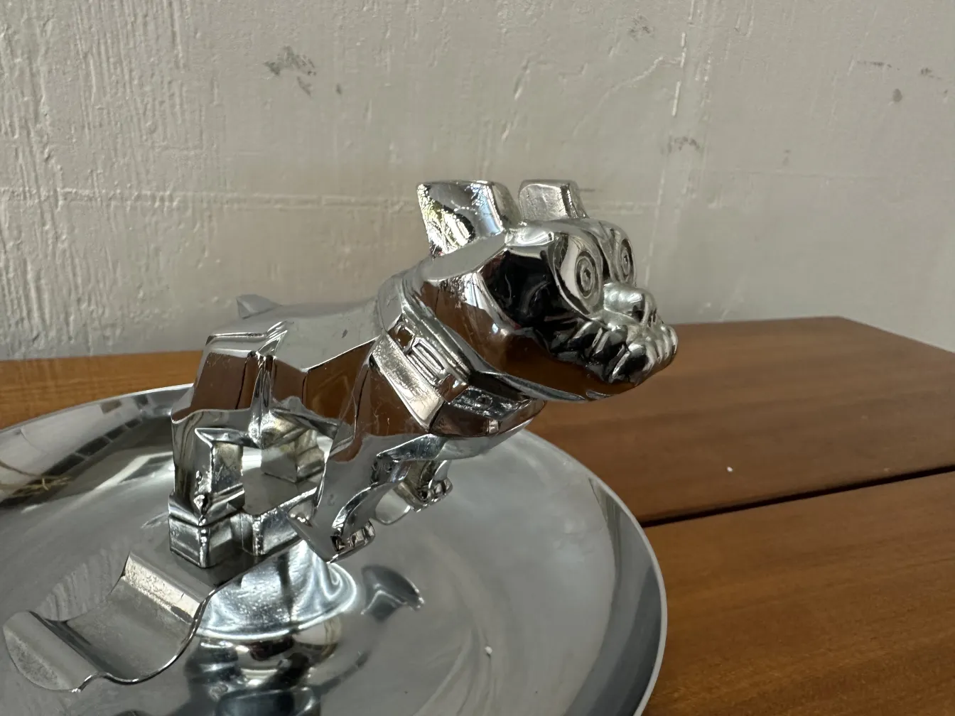 cenicero plateado antiguo con forma de perro, en una bandeja