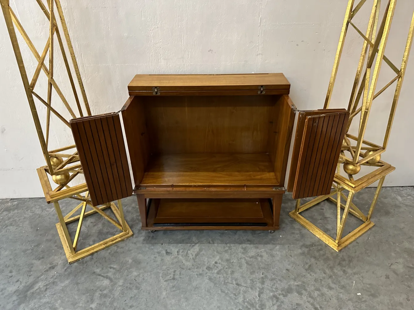 antik-cocktailschrank mit offenen Türen, dekorativ