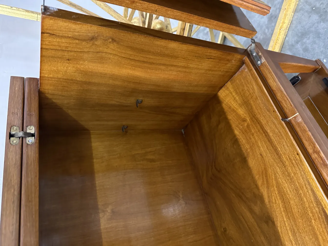 Interior de un mueble bar antiguo con compartimientos