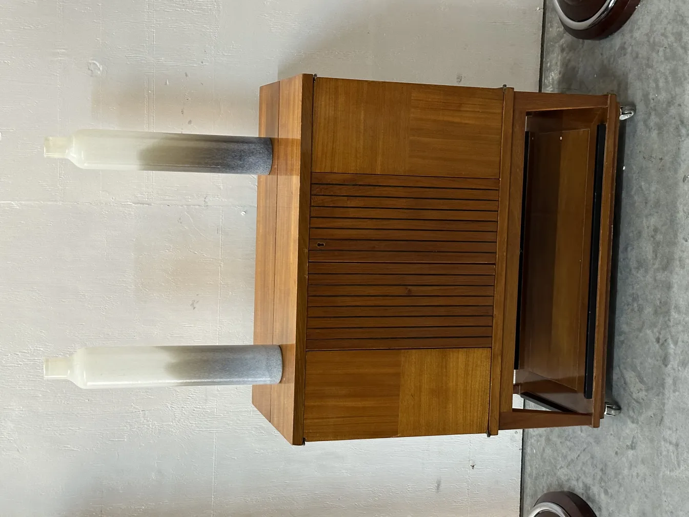 meuble à cocktail ancien avec bouteilles décoratives et roues