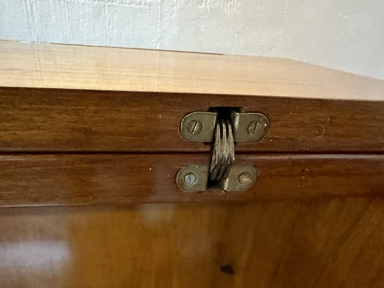 detalle de un antiguo mueble bar con mecanismo de apertura lateral