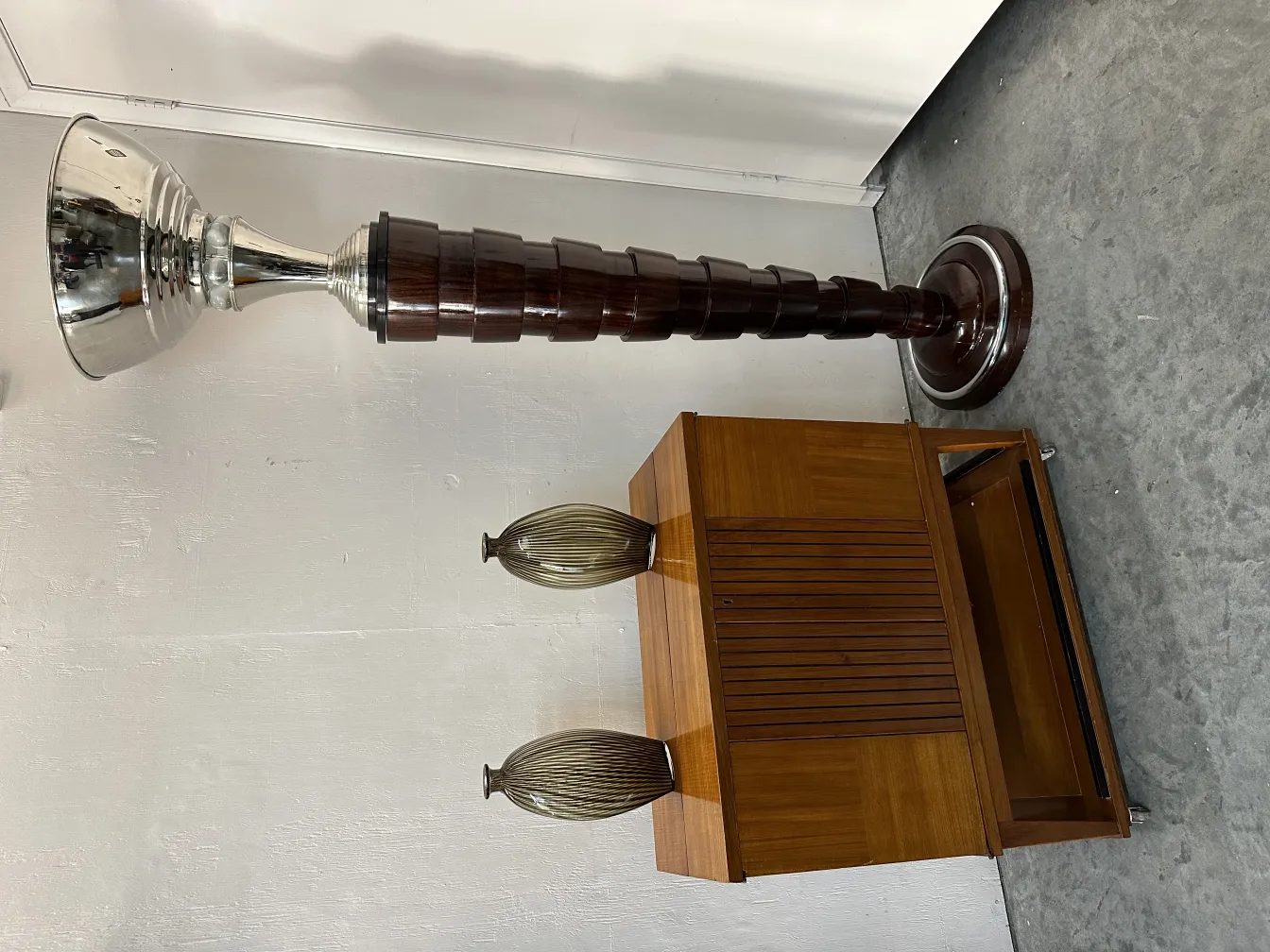 meuble à cocktail ancien avec des détails élégants et une décoration stylée