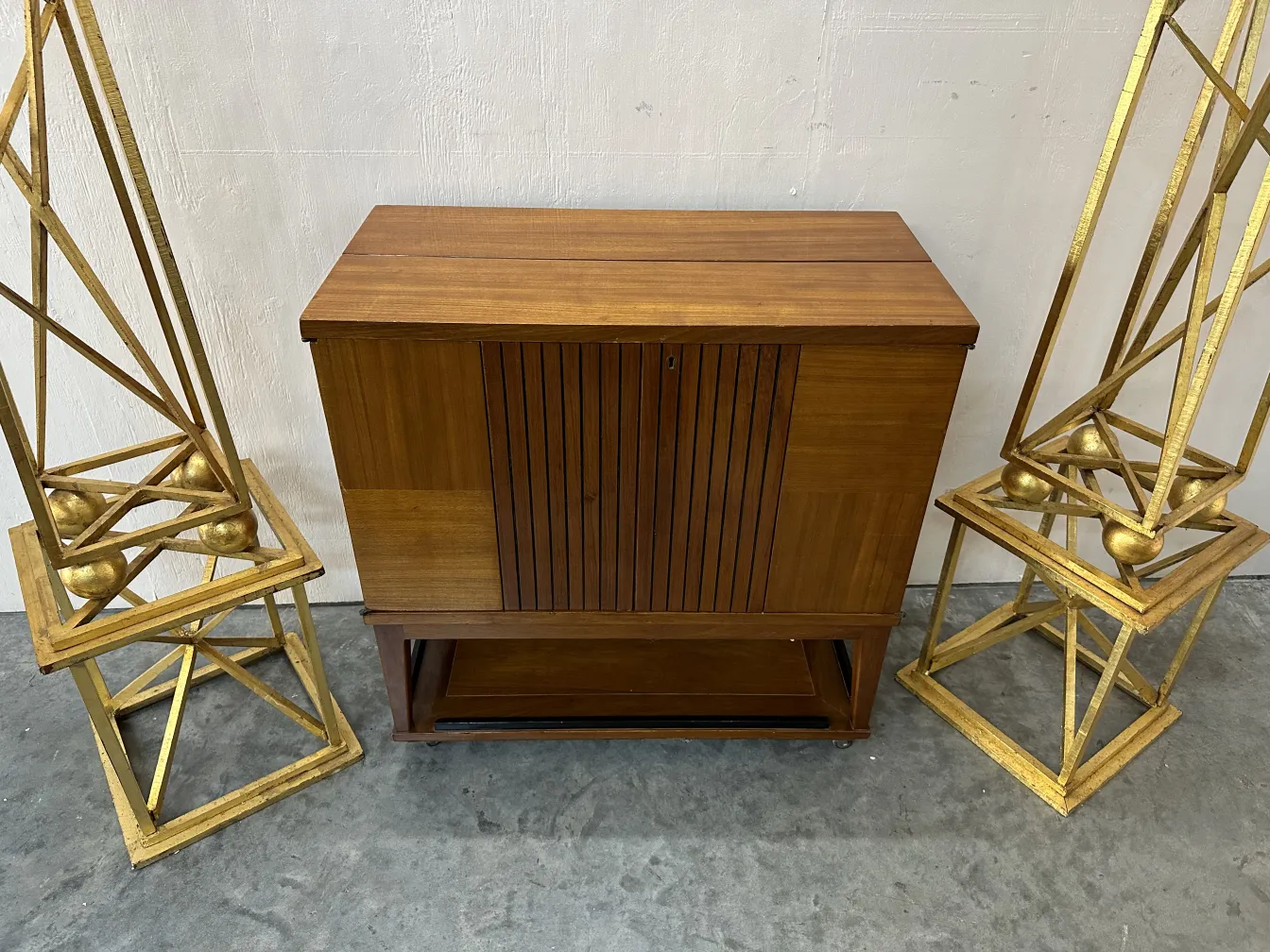 antik Cocktailschrank mit klassischem elegantem Design