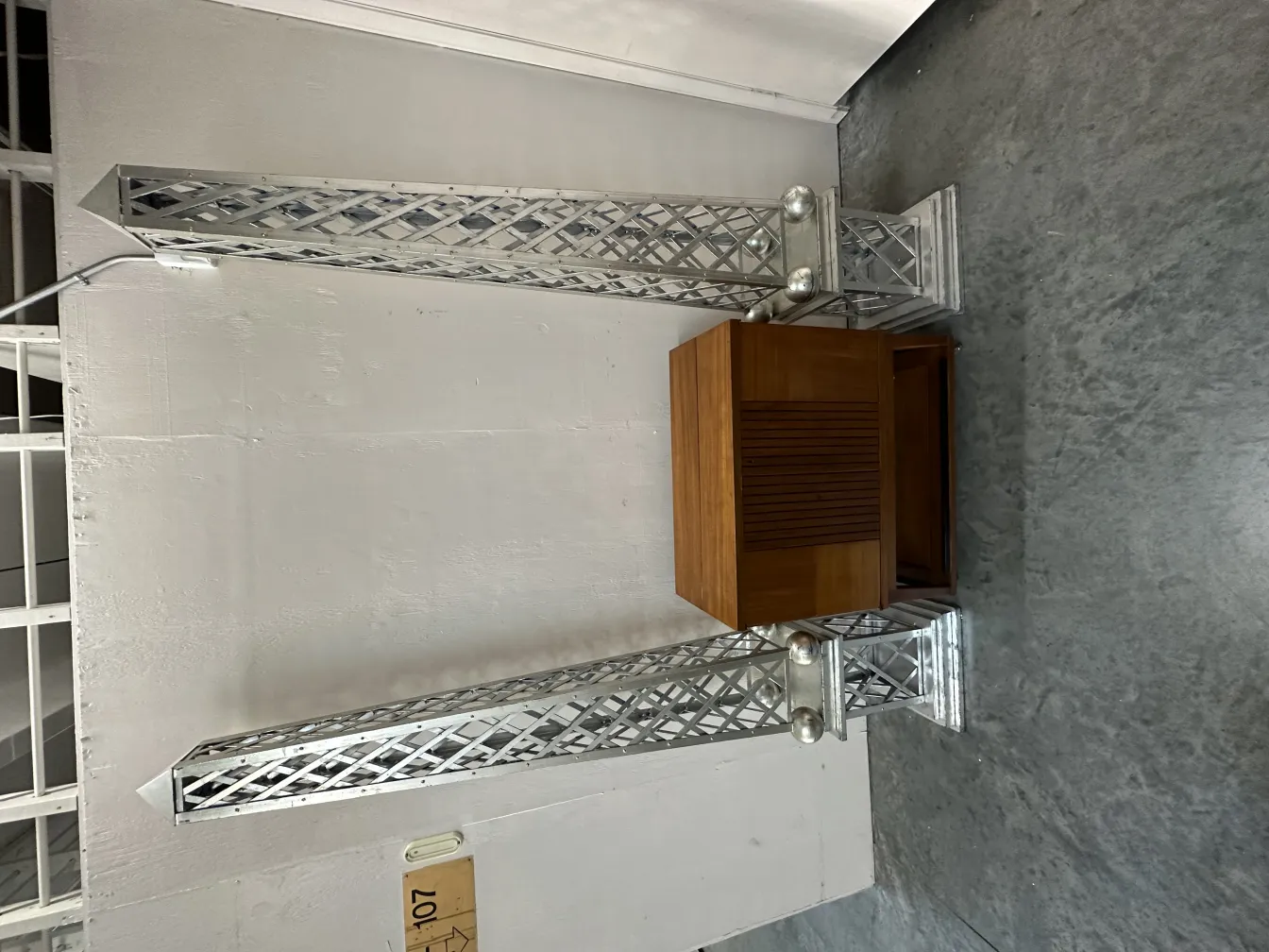 antiker cocktailschrank mit eleganten Details