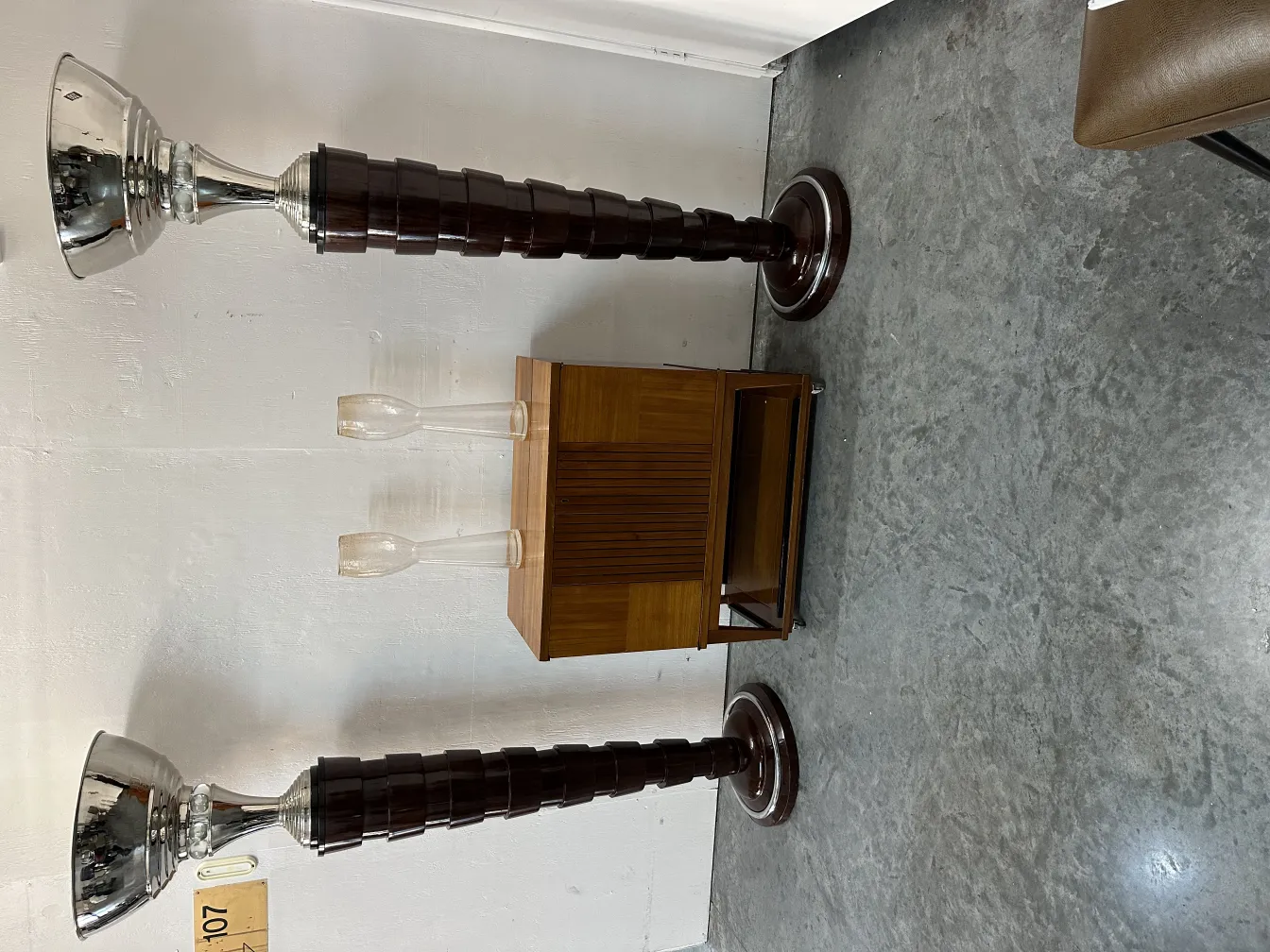 古董酒吧柜背景有两个灯和酒杯