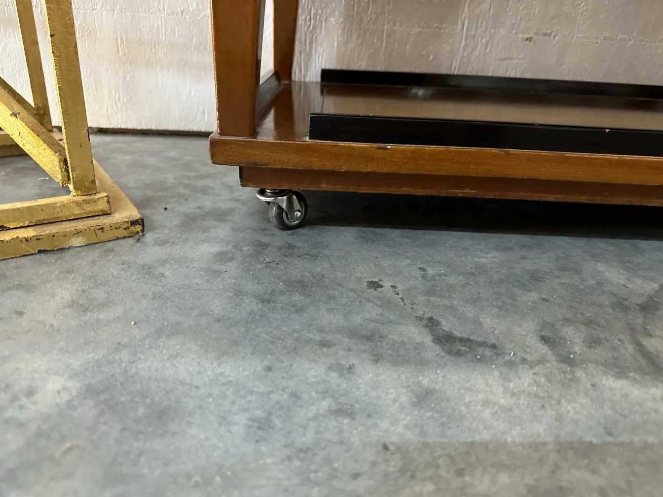 bar antigo com rodas, ambiente aconchegante e elegante