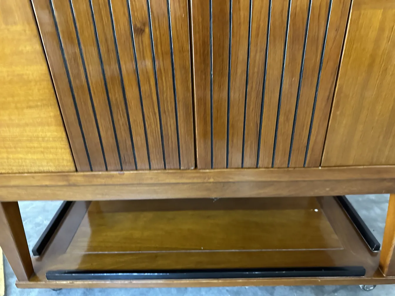 세련된 라인과 따뜻한 색상의 고전 바가 아늑한 환경에 있습니다