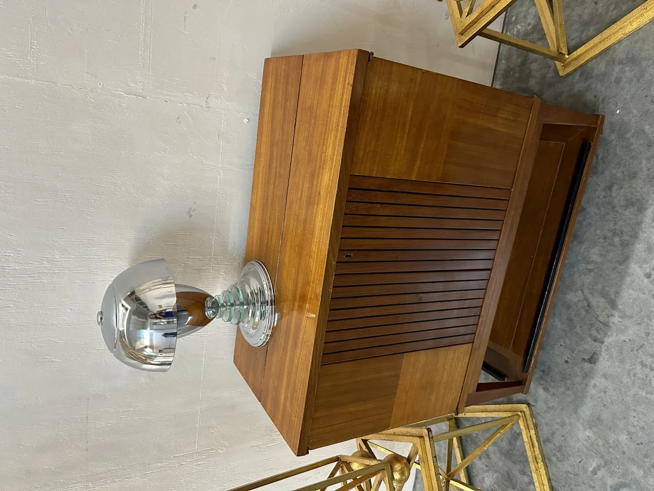 alter Cocktailschrank mit Beleuchtung und modernem Ambiente