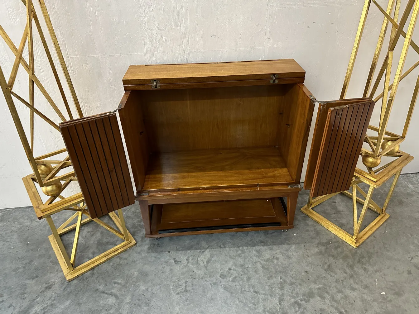 mueble bar antiguo con puertas y ambiente elegante