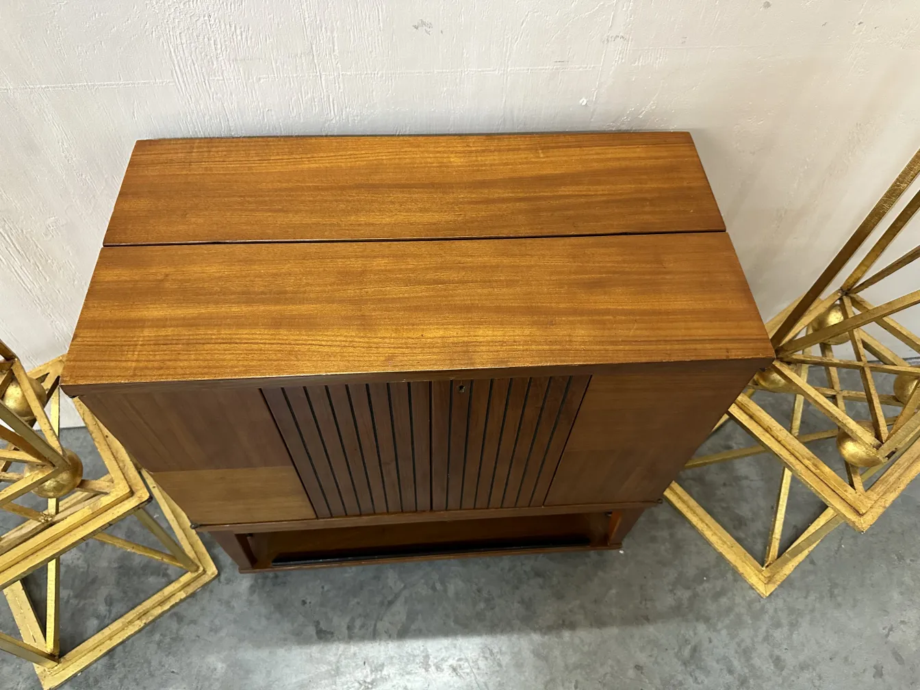 meuble à cocktail ancien avec des lignes droites et des portes inférieures