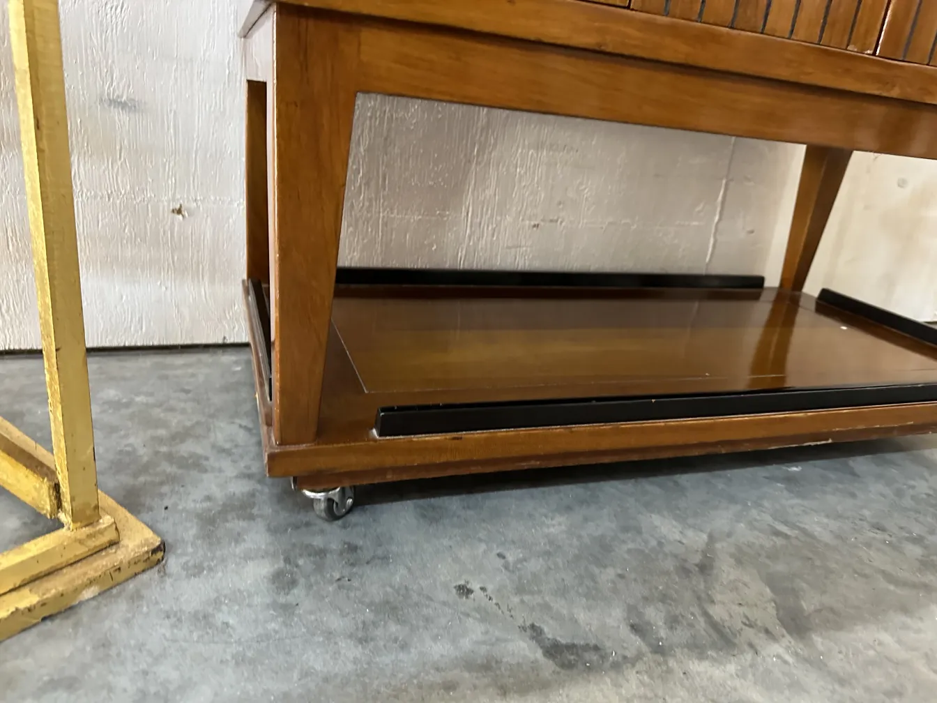 Meuble bar ancien avec roues dans un cadre moderne.