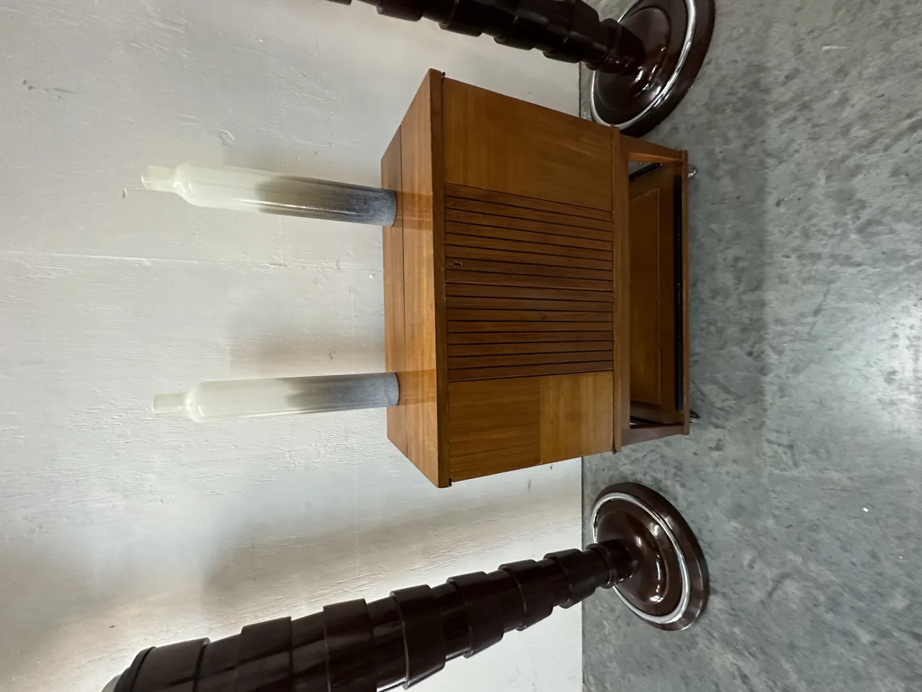 पुराना बार आरामदायक सेटिंग में बोतलों के साथ