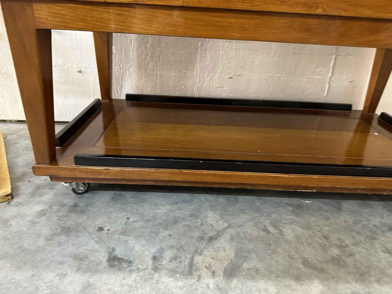 bar antigo com detalhes clássicos e rodas