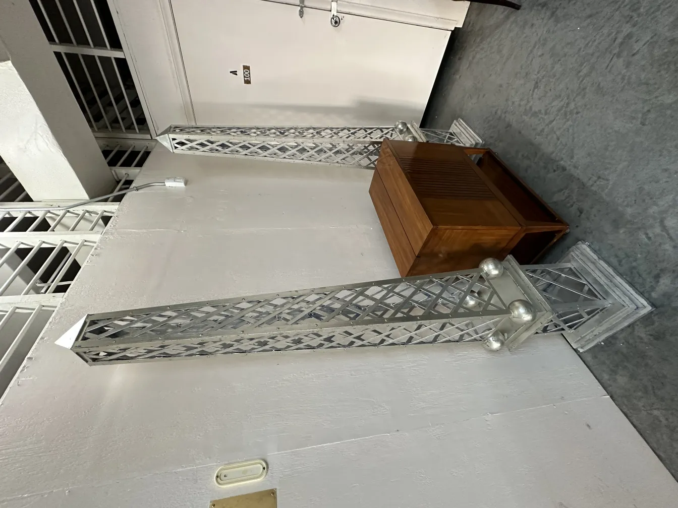 Antikes Bar-Möbelstück in rechteckiger Form mit dekorativen Details, umgeben von ornamentalen Säulen.