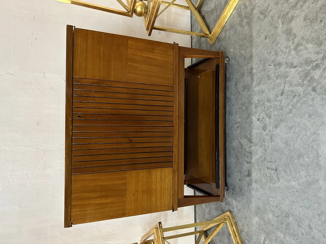 Mobile bar antico con dettagli sulla porta e sfondo elegante. Vista dell'ambiente con altri oggetti